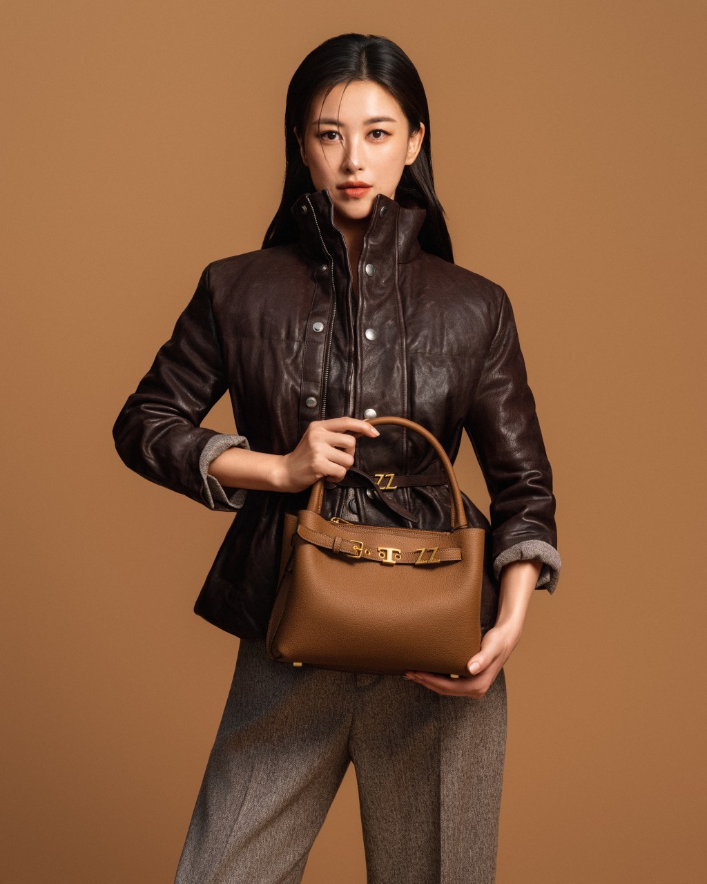 中國內地人氣女演員朱珠(Zhu Zhu),成為新任品牌大使,她的一身秋冬造型之中,可見其皮褸腰帶及T Signature手袋上,均飾有其名字縮寫的「ZZ」金屬字母。 中國內地人氣女演員朱珠(Zhu Zhu),成為新任品牌大使,她的一身秋冬造型之中,可見其皮褸腰帶及T Signature手袋上,均飾有其名字縮寫的「ZZ」金屬字母。