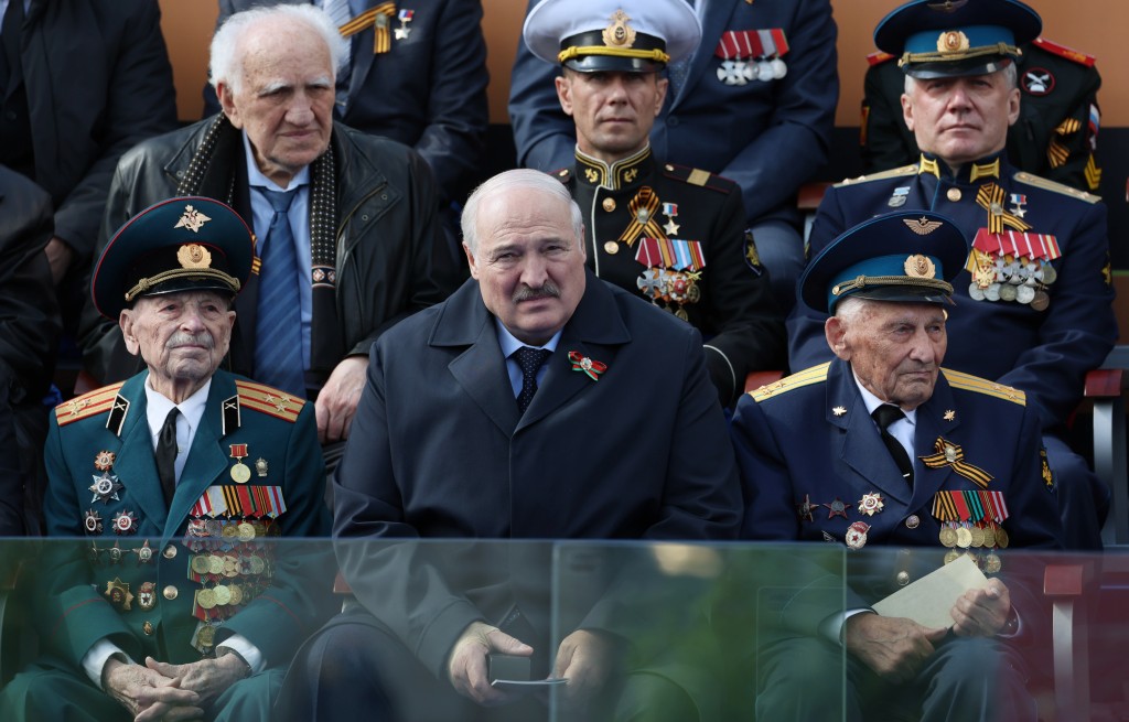 白俄羅斯總統盧卡申科9日出席莫斯科勝利日活動時，被拍到一臉倦容，右手掌纏著繃帶。AP