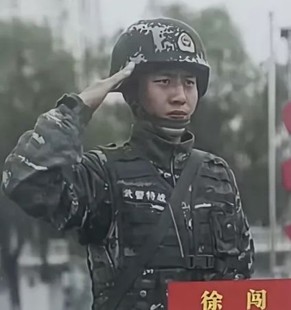 徐闯等三人落水救人不幸牺牲。《潇湘晨报》