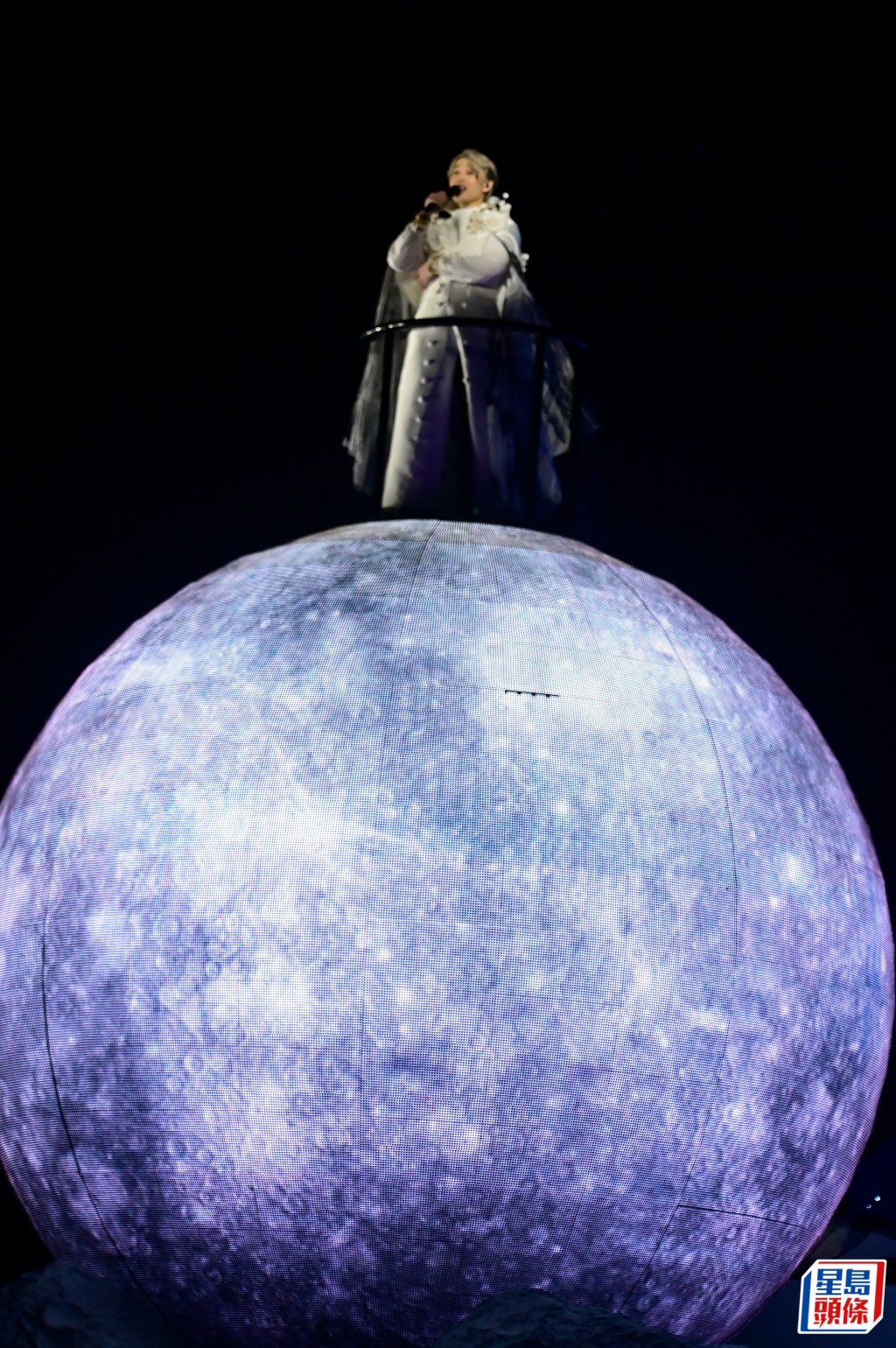 自称是小王子后就走到台侧的「月球」上演唱。