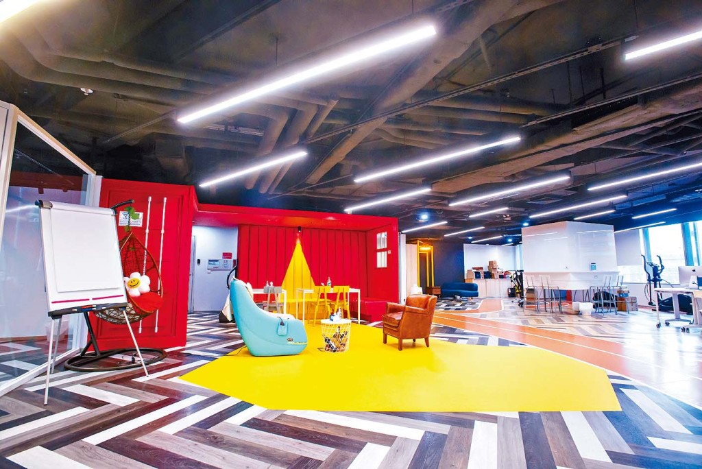 辦公室打造成共享空間，為員工提供了一個自由舒適的工作環境。