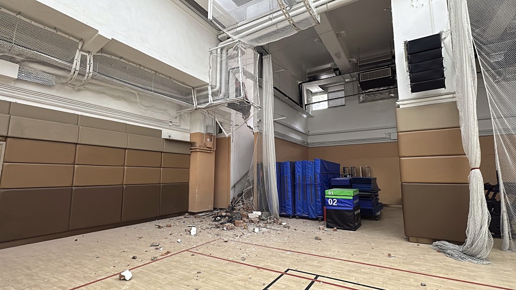 現場瓦礫滿地,一片狼藉。劉漢權攝 現場瓦礫滿地,一片狼藉。劉漢權攝