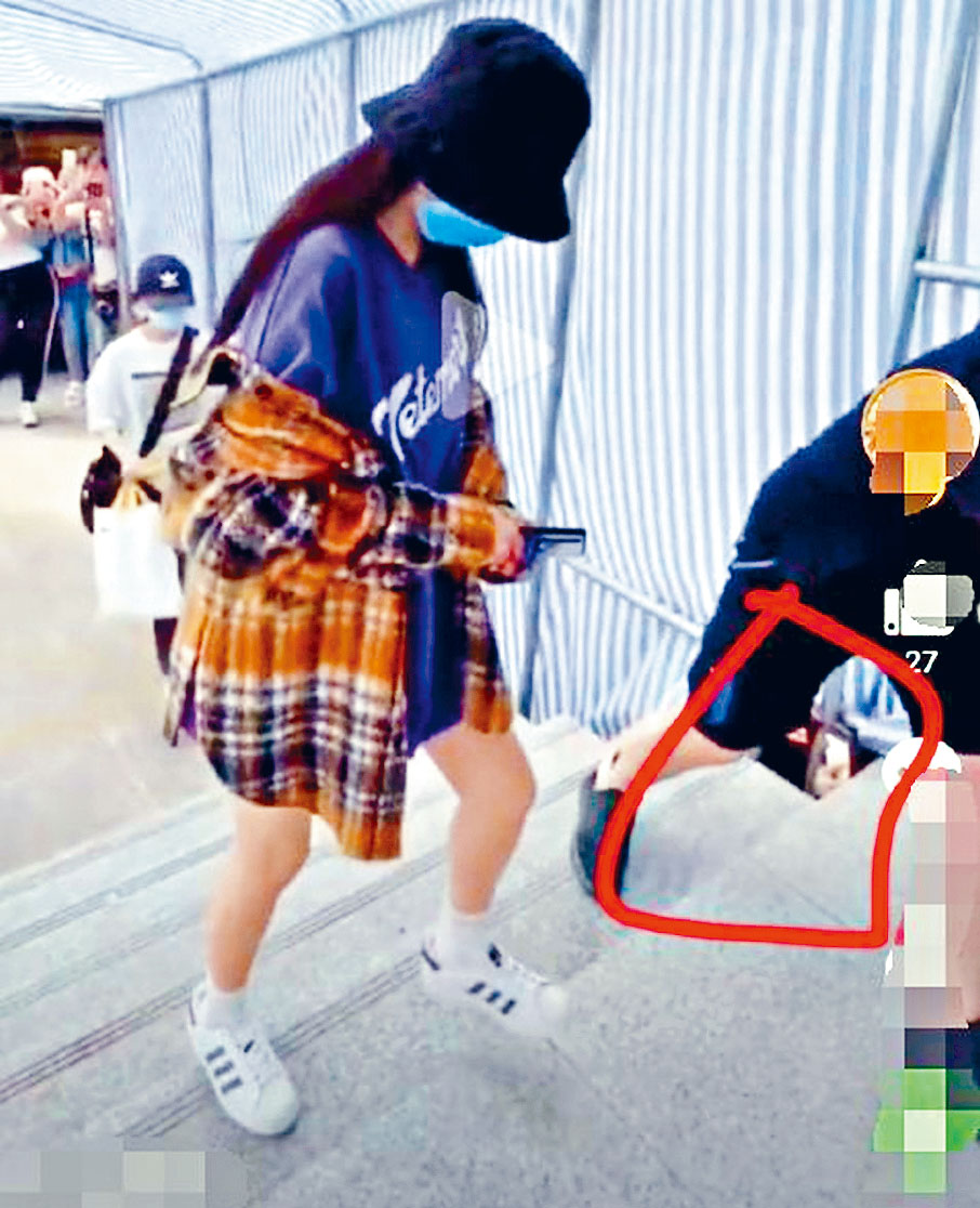 楊冪衝走上樓梯時，遭代拍（紅綫範圍）從罅隙伸出手機拍攝。　　