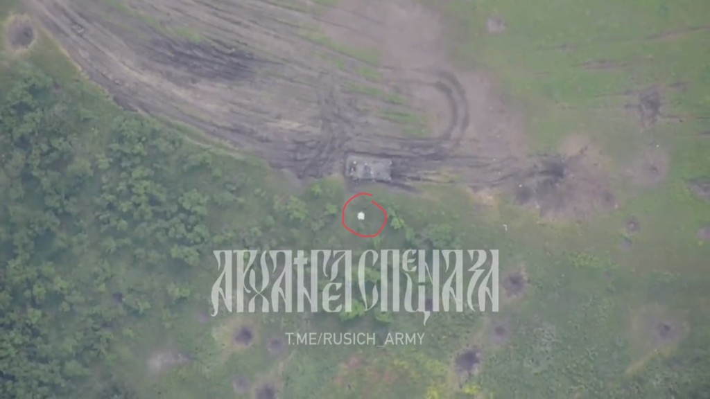 「柳葉刀」自殺式無人機直撲向「豹2A6」坦克。 Twitter