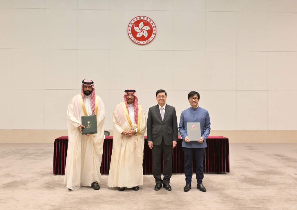 行政長官李家超（右二）、沙特阿拉伯投資大臣Khalid Al-Falih（左二）、「一帶一路」專員何力治（右一）和沙特阿拉伯投資部服務業助理副部長Fahad M. Alhashem（左一）在簽署儀式合照。政府新聞處