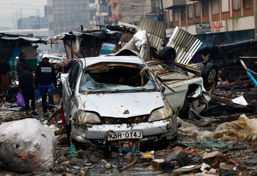洪水導致多輛汽車被洪水沖走。路透社