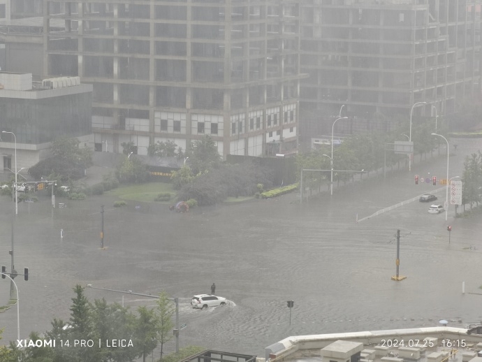 暴雨下瀋陽路面情況惡劣。