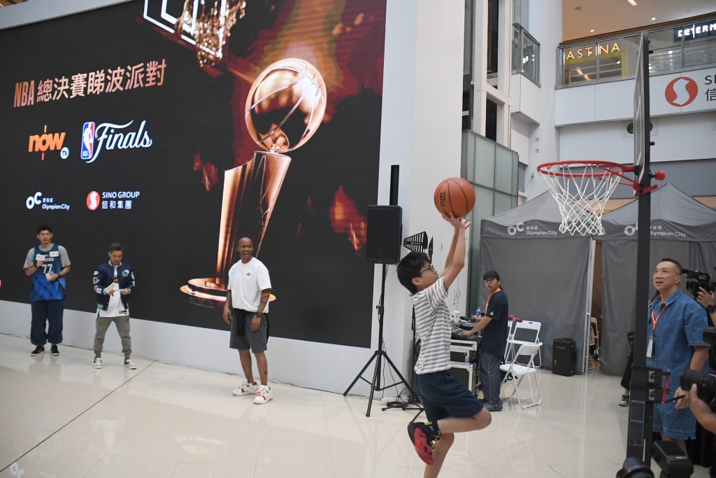  球星馬貝利周六現身香港商場睇波派對，與球迷一起欣賞NBA總決賽。 吳家祺攝
