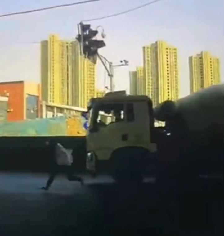 電單車憑傳說中的「凌波微步」成功避過死劫。微博@填鴨式教育受害者