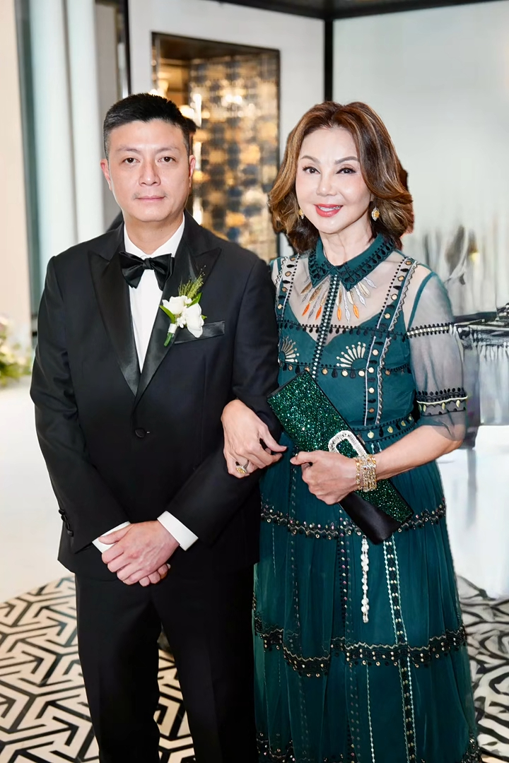 母子合照盡現溫馨。 母子合照盡現溫馨。
