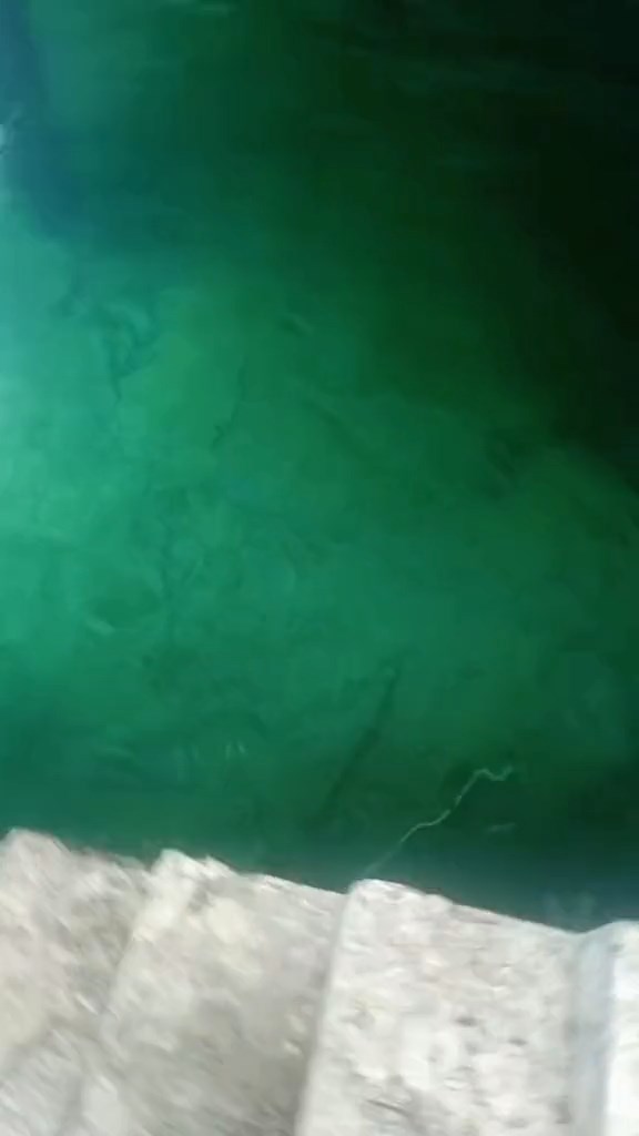 廣西一爛尾樓因積水而變成「潛水勝地」。 廣西一爛尾樓因積水而變成「潛水勝地」。