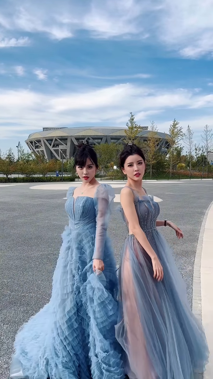 Yumi（左）和Miko分别身穿深浅不同的水蓝色礼服。
