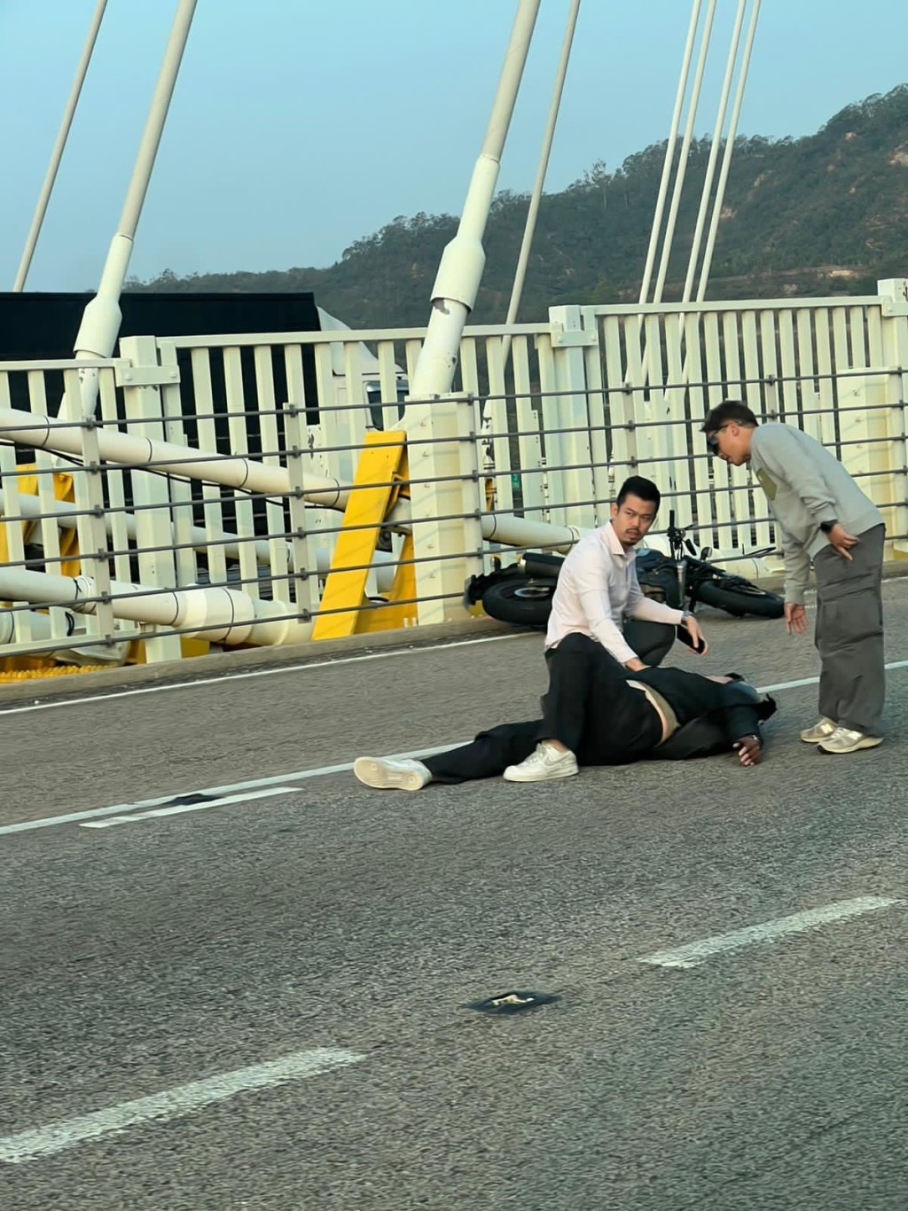 鐵騎士受傷倒地。fb馬路的事 (即時交通資訊台) Bosco Chu圖片 