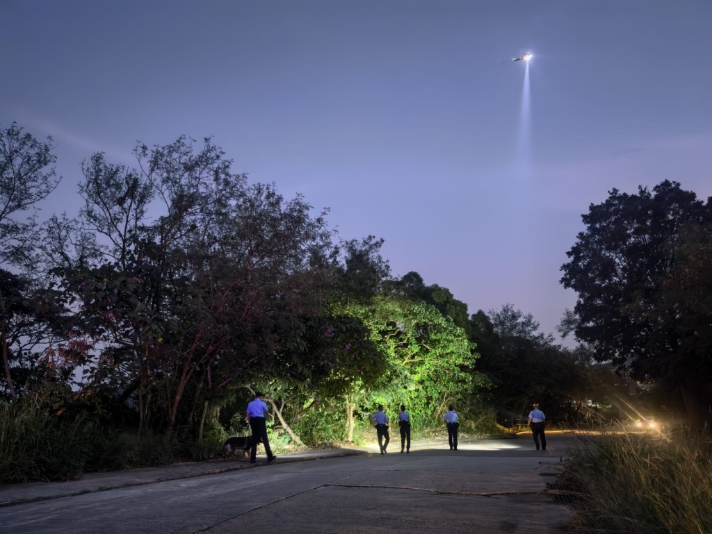 警察小型無人機隊及政府飛行服務隊也在高空偵察，配合地面人員行動。