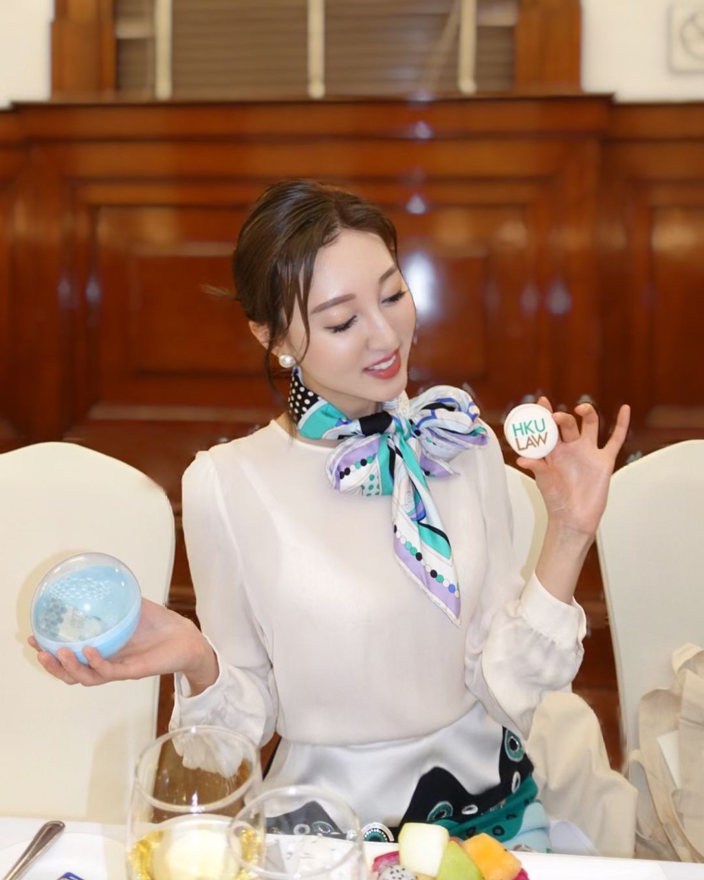 不過可能是因為上衣材質太薄的緣故,若隱若現地可以看到何艷娟穿着白色內衣的形狀,引人遐想。 不過可能是因為上衣材質太薄的緣故,若隱若現地可以看到何艷娟穿着白色內衣的形狀,引人遐想。
