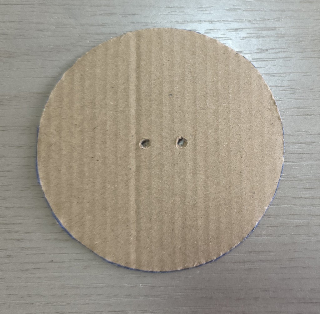 步驟1:用圓規在紙皮及白紙上畫上同樣大小的圓形,再用剪刀剪出。在兩張白紙圓形上分別畫上喜愛的圖案,然後用漿糊筆貼在紙皮的兩面。(圖片來源:工程師媽媽Yanny) 步驟1:用圓規在紙皮及白紙上畫上同樣大小的圓形,再用剪刀剪出。在兩張白紙圓形上分別畫上喜愛的圖案,然後用漿糊筆貼在紙皮的兩面。(圖片來源:工程師媽媽Yanny)