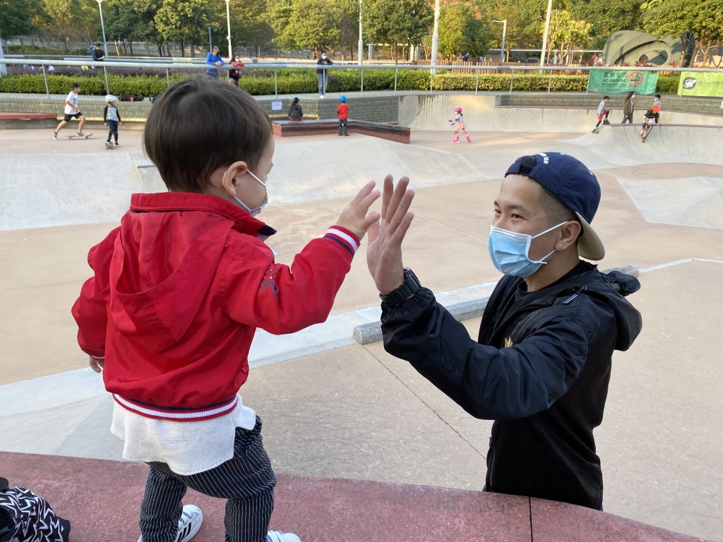 随着在滑板场接触不同的人和事,龙仔认为儿子性格渐变外向。 随着在滑板场接触不同的人和事,龙仔认为儿子性格渐变外向。