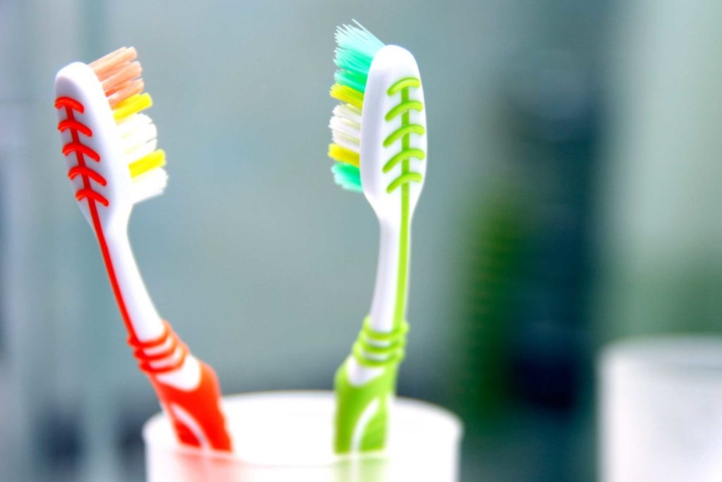 使用刷毛完全干燥牙刷据说能更有效消灭细菌。网图