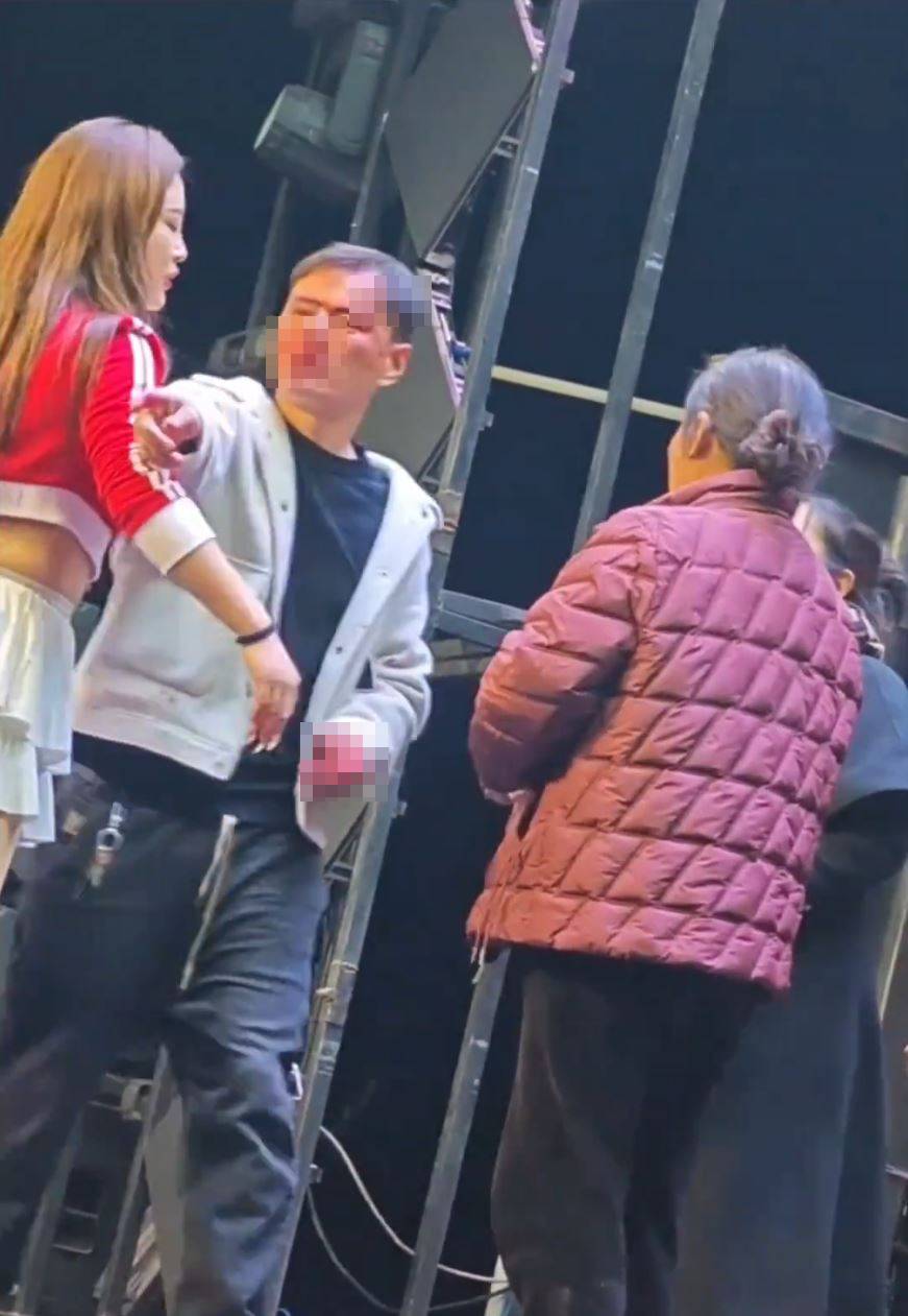 男观众被打至血流披面。抖音