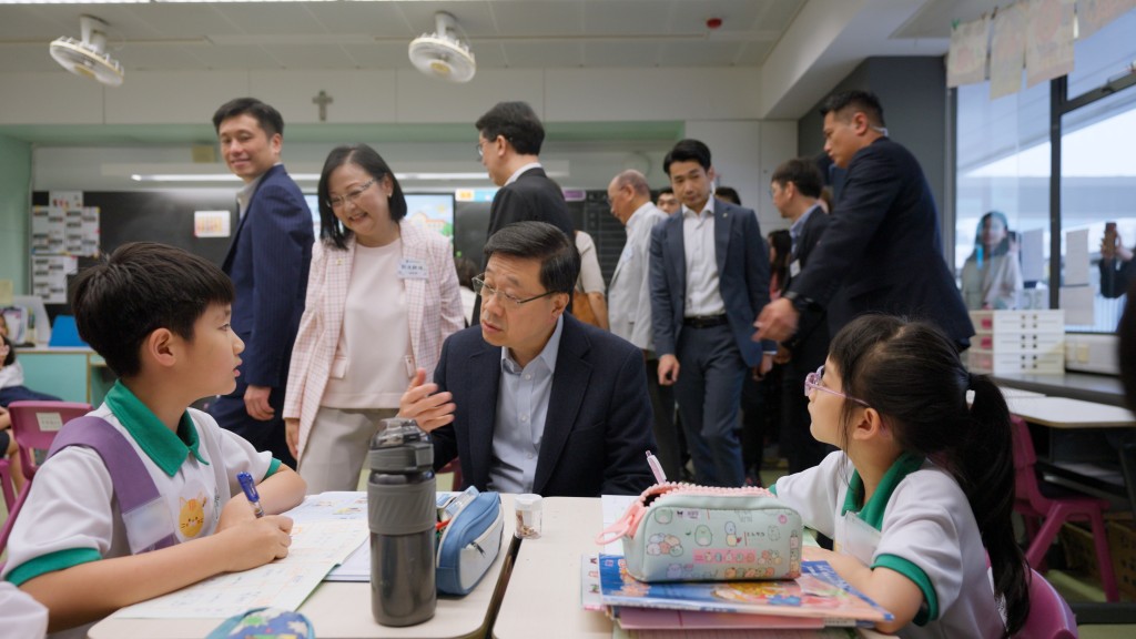 他亦順道視察「在校課後託管服務計劃」運作情況。李家超FB影片截圖