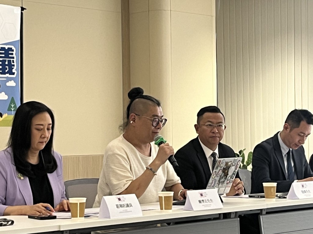 龐博文(左2)指若有天文台的數據將可以有助了解不同區域「大陽風暴」的情況。林彥汛攝 龐博文(左2)指若有天文台的數據將可以有助了解不同區域「大陽風暴」的情況。林彥汛攝