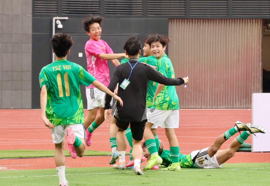 聖若瑟書院(綠衫)以3:1擊敗法國國際學校。本報圖片