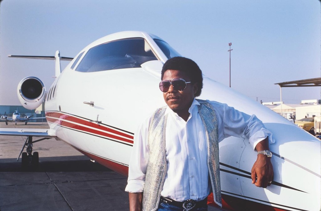 Tito Jackson11日更表示，在慕尼黑表演前，抽空造訪了Michael Jackson的紀念碑，許多粉絲也悲痛留言稱「你和Michael終於在一起了」。 