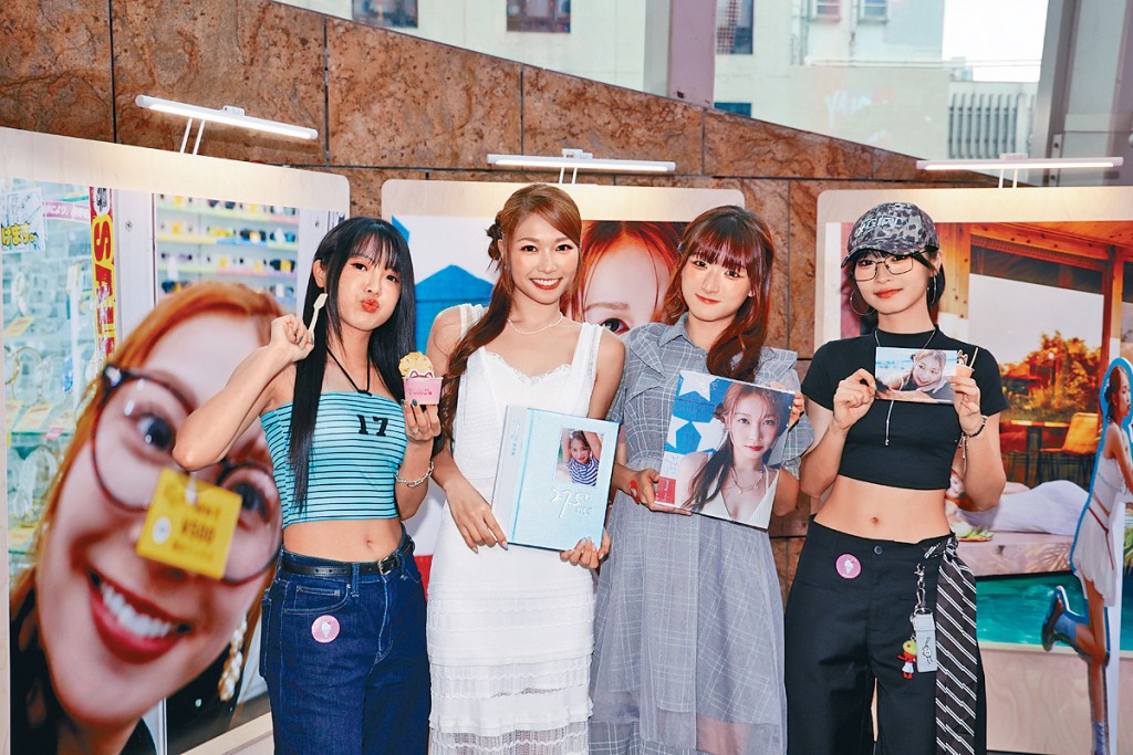 Yanny（左二）推出首本寫真集，獲隊友MeiMei（左一）、Ah Yo（右二）及Elka（右一）力撐。
