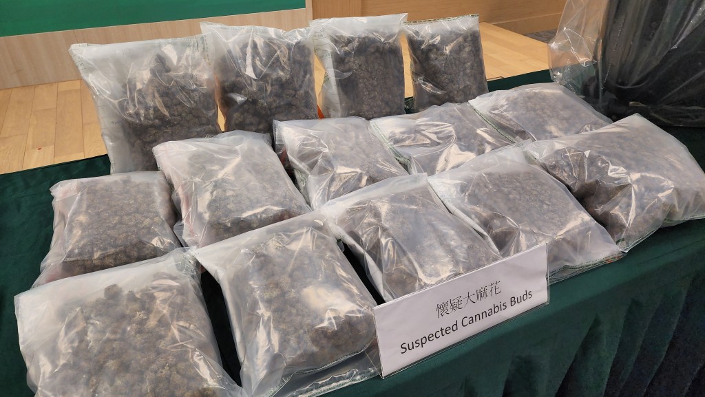 海關共檢獲約7公斤懷疑大麻花和約18公斤懷疑氯胺酮,估計市值共約990萬元。黃文威攝 海關共檢獲約7公斤懷疑大麻花和約18公斤懷疑氯胺酮,估計市值共約990萬元。黃文威攝