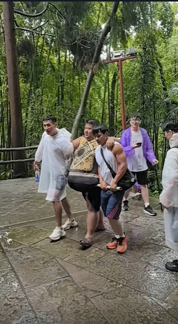 良子登峨眉山大部份时间皆搭在同伴肩膀上极其艰难地前行。