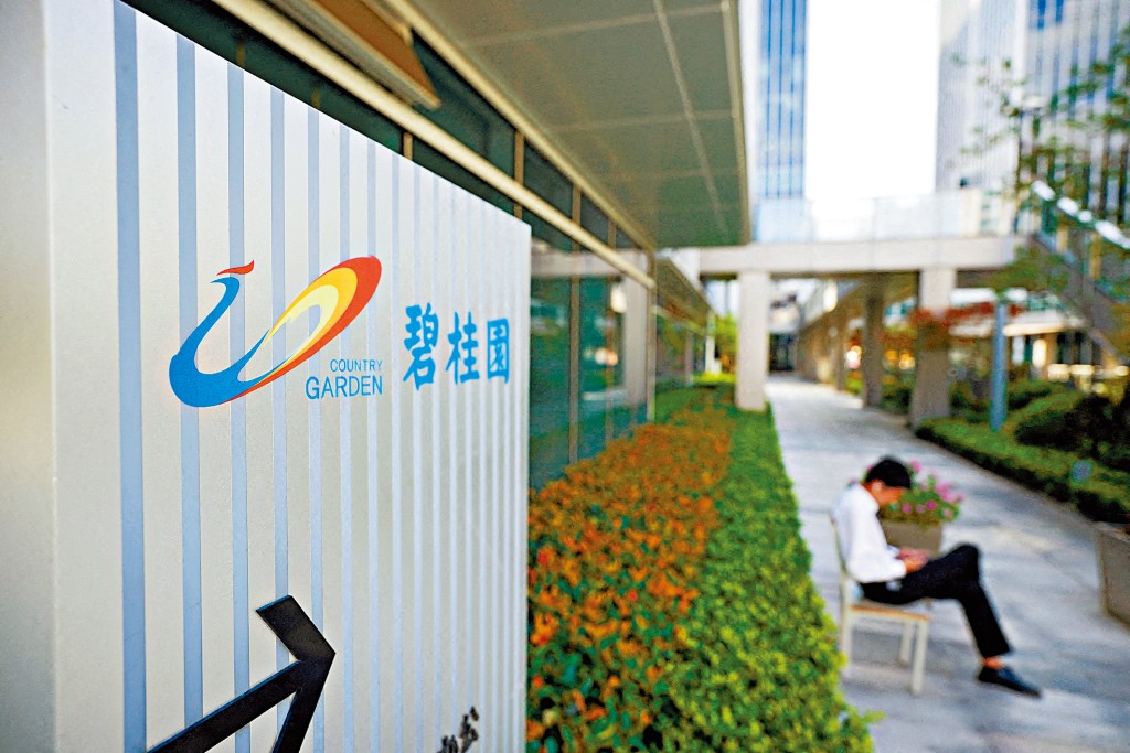 據港交所資料,有70間上市公司因未能趕在「死線」前公布2023年度業績而停牌,當中包括碧桂園。