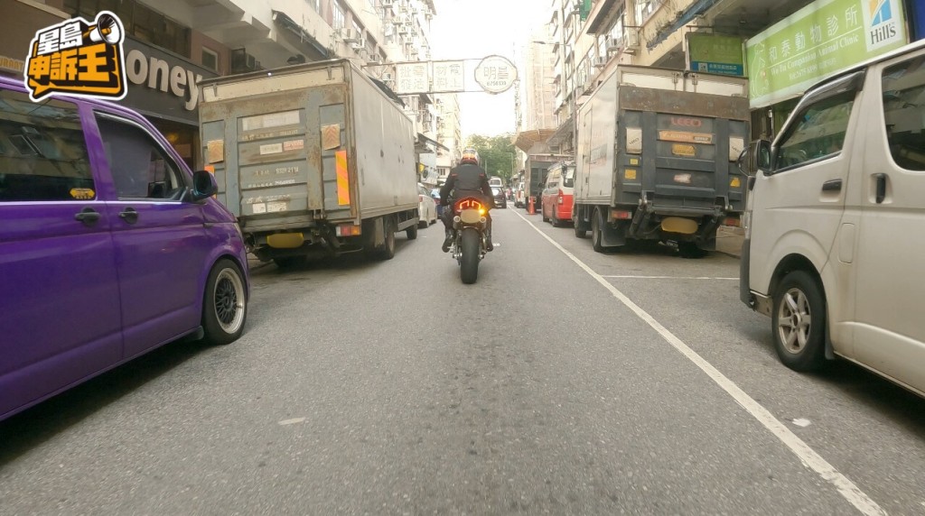 這處路面狹窄,左右兩邊長期泊滿車輛。 這處路面狹窄,左右兩邊長期泊滿車輛。