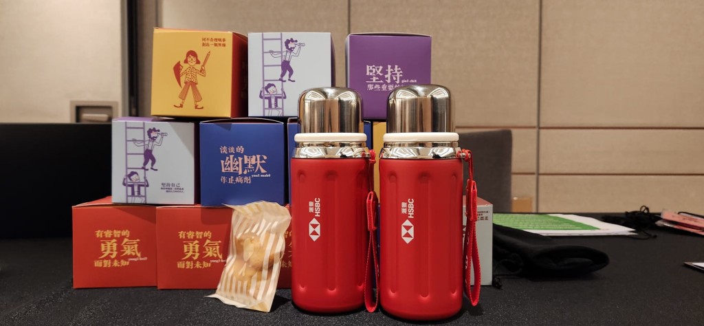 有股东坦言到场目的主要是「攞礼物」。