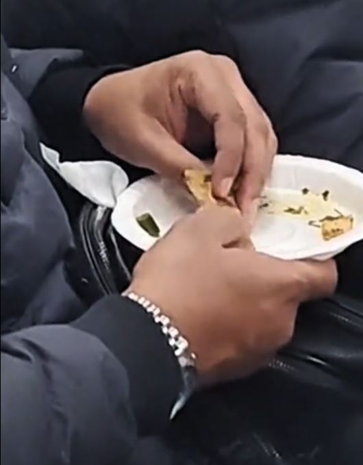 上海地鐵有南亞旅客集體進食，在內地網絡引發熱議。抖音