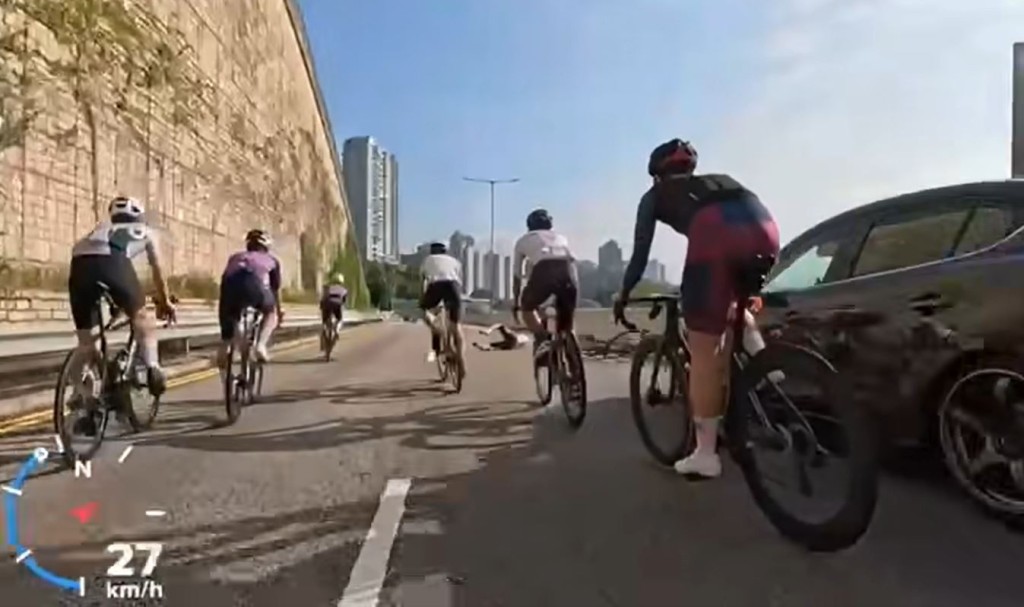 單車友人仰車翻，頓變「滾地葫蘆」。fb車cam L（香港群組）截圖