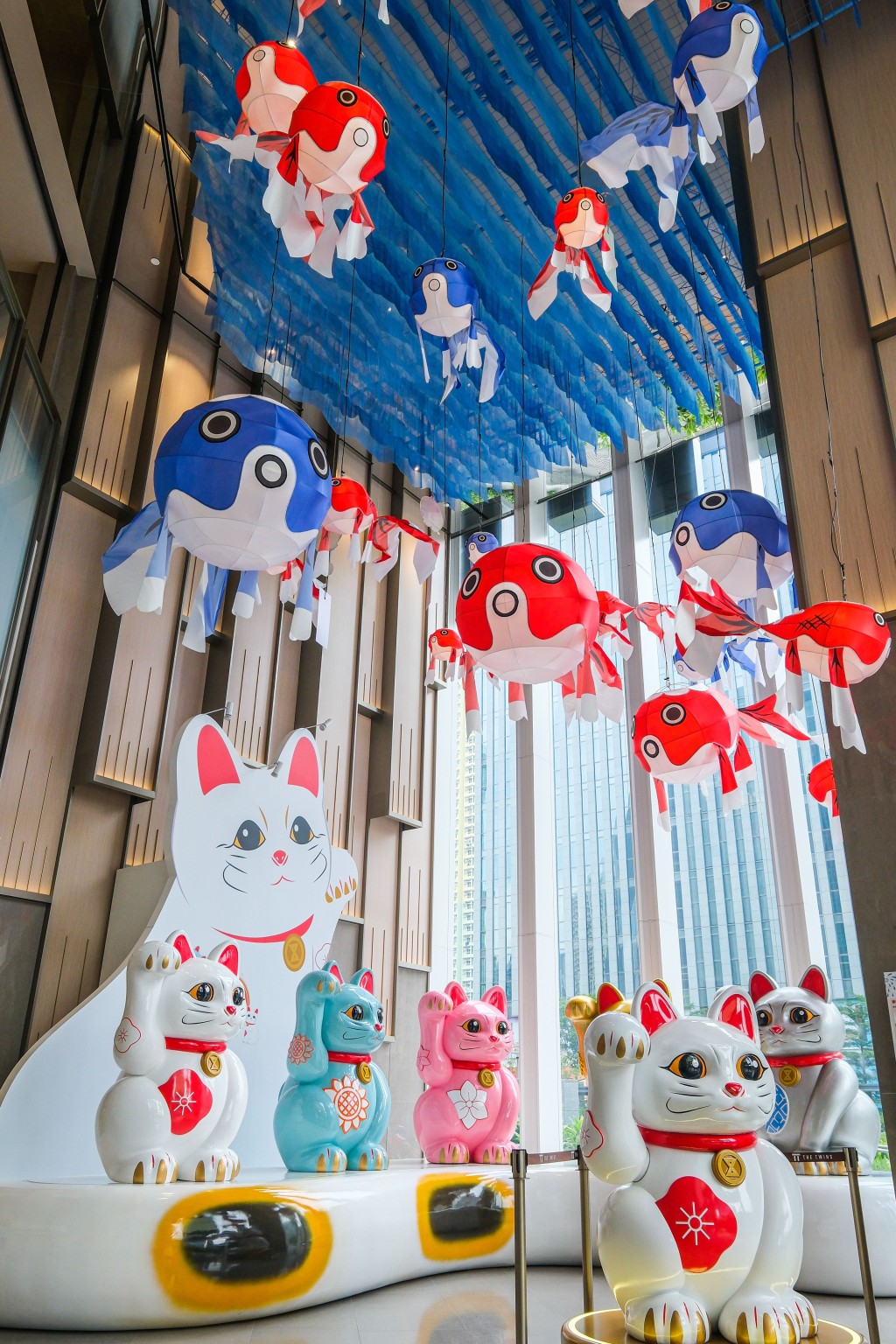 「SOGO夏祭 ‧ 聲光奇幻」,活動布置以充滿夏祭色彩的金魚燈籠圖案為設計。 「SOGO夏祭 ‧ 聲光奇幻」,活動布置以充滿夏祭色彩的金魚燈籠圖案為設計。