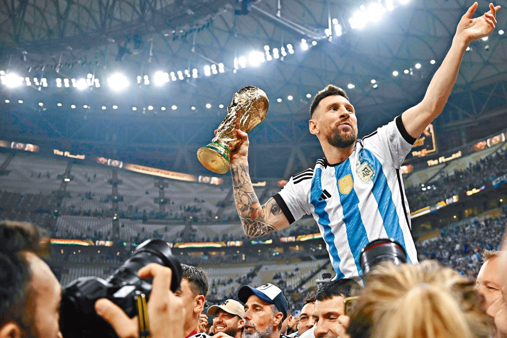 美斯在人海中舉起大力神盃，酷似三十六年前馬勒當拿的經典慶祝畫面。