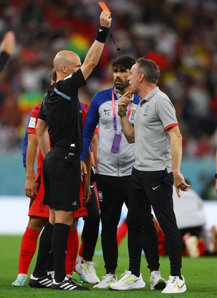 韓國教練Paulo被球證舉紅牌。