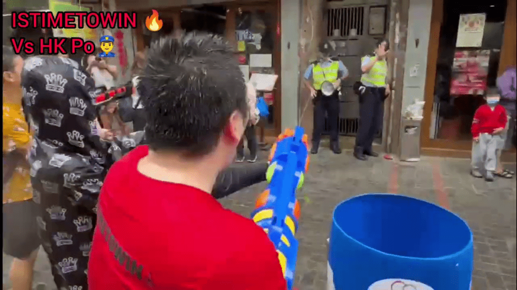 男子多次用水枪及水樽，近距离向警察及TVB新闻记者射水。