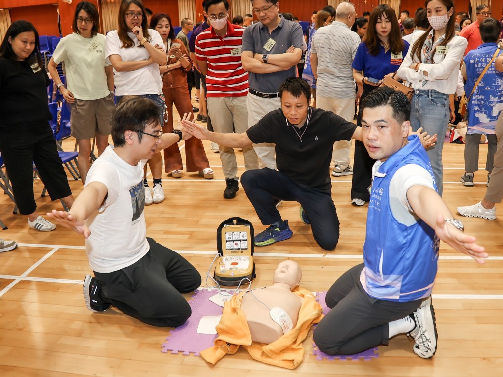 課程主要涵蓋防火防災知識、心肺復甦法(CPR)與操作自動心臟除顫器(AED)等 課程主要涵蓋防火防災知識、心肺復甦法(CPR)與操作自動心臟除顫器(AED)等