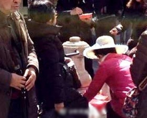 中國遊客在威尼斯景區街邊就餐在飲用的泉水邊洗碗,事件引起熱議。