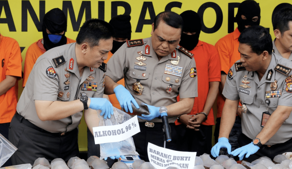 2018年印尼曾爆出轟動全國的毒假酒事件，在短短2星期間，雅加達、西爪哇省和巴布亞省至少有90人因誤飲假酒中毒死亡，逾100名民眾送醫急救。美聯社