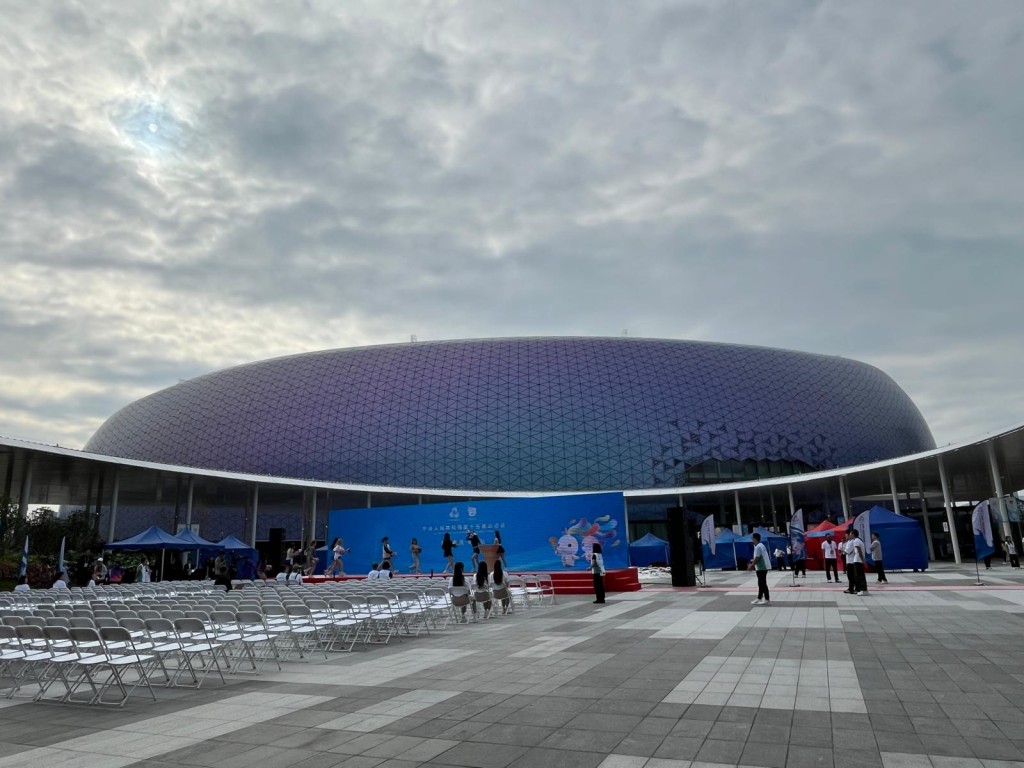 位於啟德體育園中央廣場的終點站。 位於啟德體育園中央廣場的終點站。