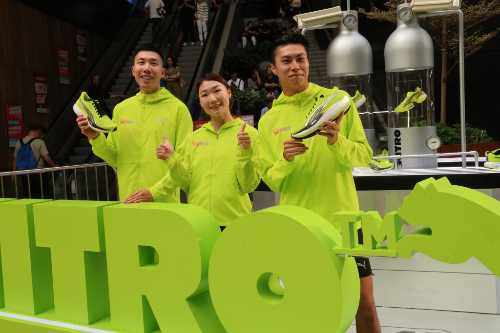 3位运动员杨政扬(左起), 梁筠宜及潘沛轩在活动中展示新跑鞋.