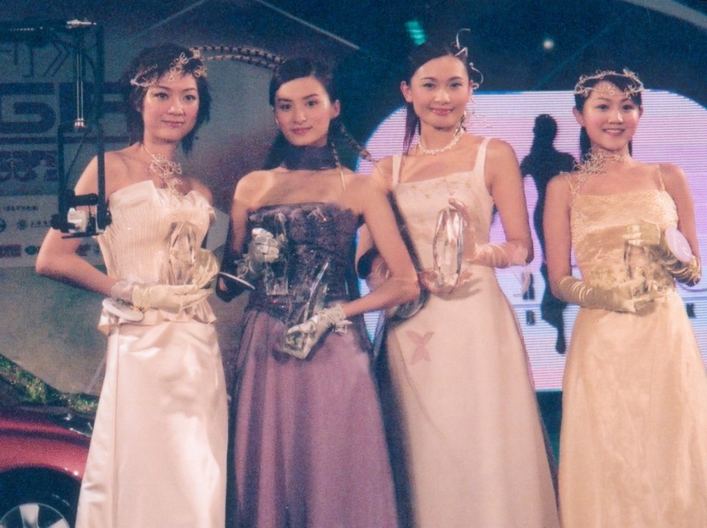 沈卓盈（左二）2004年選「《TVB週刊》Cover Girl選舉」獲得冠軍入行。