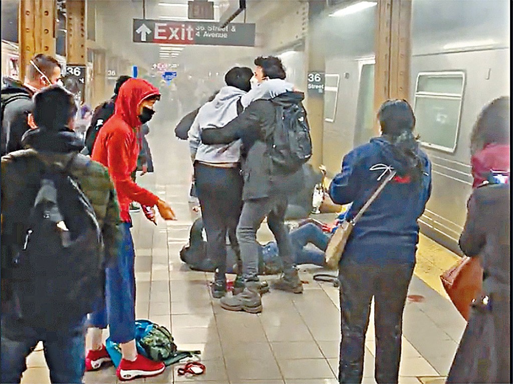 在月台上有人需要攙扶，有人不支倒地。 