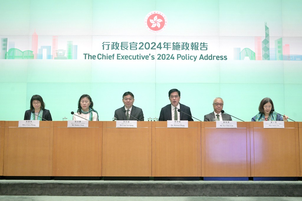 謝小華（右）於2025年1月2日，展開退休前休假。