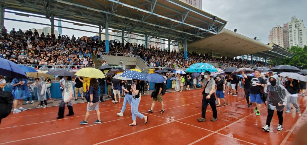 看台於下午2時半左右已坐滿,部分人於運動場跑道上等候。