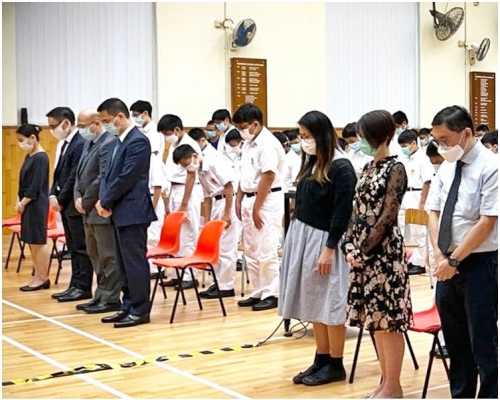 楊潤雄(左四)到英皇書院參與紀念儀式。網圖