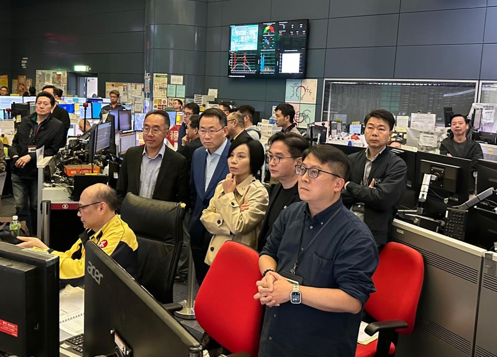 港鐵人員今早非行車時間順利完成荃灣綫信號系統切換工作。港鐵公司香港客運服務總監鄺永銓先生(左二)在車務控制中心視察運作情況。港鐵圖片